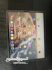  1 آيباد برو الحجم الكبير 12.9 للبيع مع قلم آبل أصلي و شاحنه الأصلي و كڤر للآيباد و كرتون بحالة ممتازة