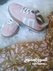  5 لبسة كامله البنوتة من عمر 7/6 شبه جديد بسعر مغري جدآ اللبسه جدآ حلوة كامله مع ببيونه ع الشعر.