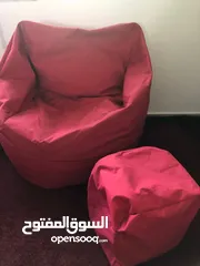  1 مقاعد 2 لون احمر وواحدة لون اسود