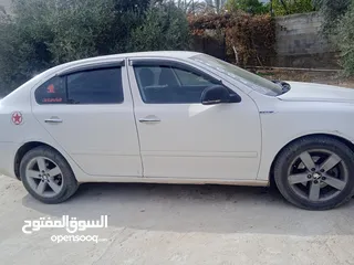  2 سكودا رمش للبيع لون ابيض