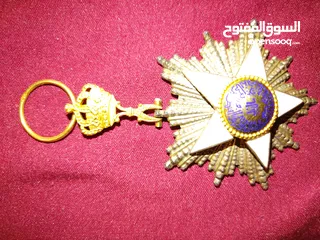  2 نيشان ملكى وزن41, 41 جرام من الدهب والفضه وعقدفضه من الاحجار الكريمه وطوابع قديمه نادره