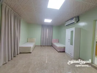  6 غرفة واسعة مع مطبخ تحضيري للموظفات بالقرب من مستشفى السلطاني..