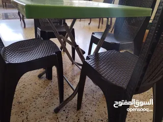  1 طاوله صغيره مع 4 كراسي