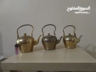  2 اباريق شاي نادر وقديم قاعده عريضه وعنق طويل مائل..