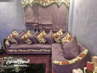 1 كورنر وطقم طاولات وسط مع طاولتين صغار مع البرادي والموكيت وطاولة الشاشة وخزانة احذية للبيع