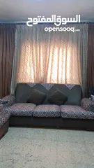  1 طقم كنب 7 مقاعد بحالة جيدة جدا مع طاولة وسط خشب وقزاز للبيع المستعجل بداعي السفر