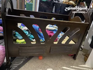  2 تخت بيبي بدرجين مساحة تخزين جيدة استعمال خفيف بحاجة لرشة دهان فقط