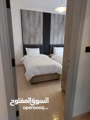  5 متوفره بعد 9 ثمانيه شقه مفروشه سوبر في الجبيهه  في حي هادء . 3 غرف. للايجار  اسيوعي. شهريي وسنوي