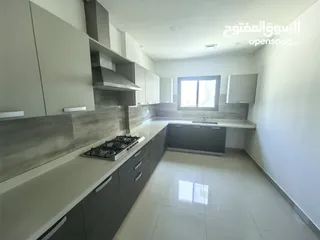  4 للايجار شقه سكنية نظيفة جدا مع التكييف .مكونة من.  غرفتين صالة ومطبخ  وحمامين موقع ممتاز