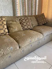  7 طقم كتب 8 مقاعد مع طاولة منتصف مستخدم بحالة جيدة .. ممكن يركب على شكل L..  لغرفة المعيشة او الصالة
