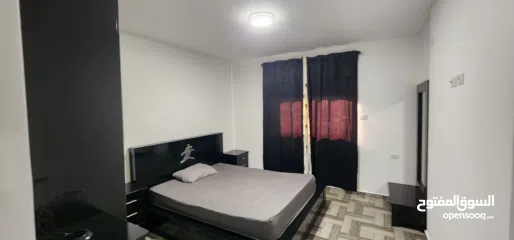  10 شقة وسط البلد قريبة من جميع الخدمات الشقة مكونة من غرفتين وصالون وحمامين ومطبخ وبرندة