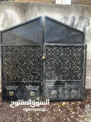  4 متفرقات للبيع  علاقة ملابس حديد شبه جديد باب pvc مع الحلق 95*212 مع الحلق باب حديد خارجي 2m*1m