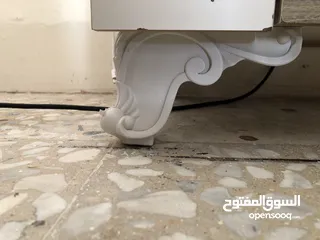  23 طاولة صالة بالون ابيض و خشبي مع تصميم يناسب جميع الديكورات يمتاز بسهولة التنظيف و يحتوي على خزانتين
