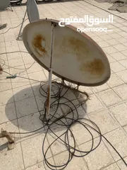  2 صحن رسفير شغالين ثنينهم الاول معاه جميع مستلزمات و الثاني بس هو شغال