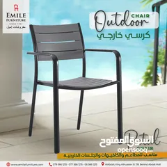 1 كرسي خارجي بهيكل معدني أسود مع مقعد وظهر باللون رمادي