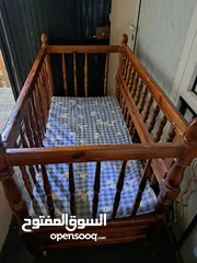  2 سرير نوم اطفال مستعمل نظيف مع هزازه جلوس السعر عررطه للسرير والهزاز معا فقط ب 65000ريال