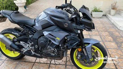  2 Yamaha MT-10