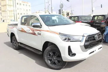  5 بيك اب Toyota Hilux 2023 لون لؤلؤي