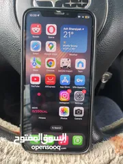  2 iPhone XS in excellent condition.