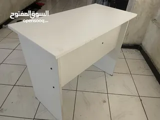  1 مكتب ابيض للأعمال المكتبية  White desk for office work