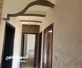  3 للبيع شقة دور ارضي في طبربور منطقه هادئه قريبة من المدارس والخدمات مع ترس 50 متر قريبا وموقف سيارة
