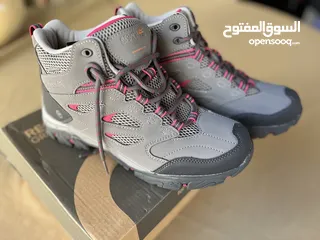  1 •	بوت رياضي أبيض من ماركة Fila اصلي مقاس 40 فقط  • بوت هايكينغ وتسلق اصلي متوفر بمقاسين 39,40
