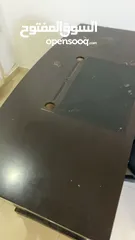  2 مكتب مع كرسي وخزانه شبه وكاله