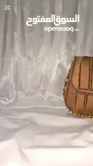  28 حقيبة يد أنيقة لون مميز  - تصميم يدوي بخيوط فاخرة وسلسلة ذهبية لإطلالة ناعمة وعصرية.