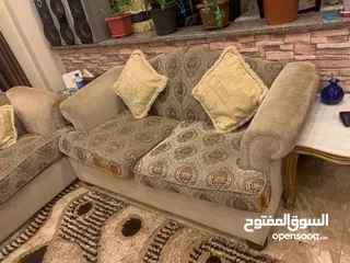  3 طقم كنب و طاولة و طاولة تلفزيون