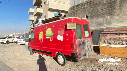  2 باص مطعم متنقل مشطوب