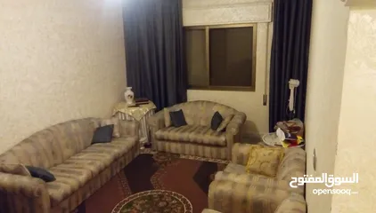 3 طقم كنب بحالة جيدة جدا للبيع بسعر تشجيعي