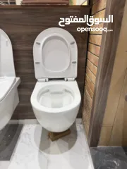  1 ادوات صحية مشكلة جديدة في معرض للبيع مراحض مغاسل حنفيات مجالي وسرميك مشكل للبيع كميه داخل المعرض