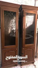 1 قطعتين اثاث زان ممتازه  لايوجد  فيها كسور  فيها رفوف  زجاج تستعمل رفوف كتب أو خزنه كافه الاستعمالات