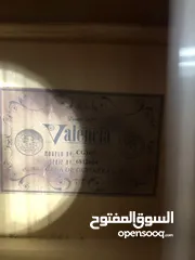  12 جيتار Valencia CG160 جديد غير مستعمل مع شنتة وريشة وآلة دوزان الاوتار كلو مع تشطيب لامع طبيعي للخشب
