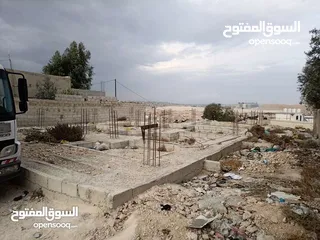  1 قطعة ارض حجه في قرية ابو صياح 300متر مبني عليها اساس 140