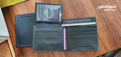  3 محفظة تومي هيلفيغر جديدة غير مستعملة في حي الروابي / الدوار السابع