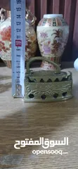  1 مكواي نحاس/ومنضر نحاس ارضية رخام/وكاسة صغيرة نحاس/ومنضرين نحاس وعليهم زي شقف  اضن رخام