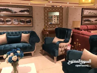  2 طقم كنب 7 مقاعد لون ازرق وبيج بحالة الجديد من شهوان استخدام خفيف خشب تقيل وموديل جميل بدون اي خدش