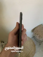  7 آيفون 11 برو ماكس بحالة وكاله مساحة 64 جيجا  بطارية 79٪؜ استعمال 3 سنين وارد كندي