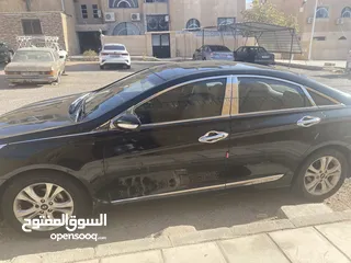  9 هيونداي سوناتا 2011 لون اسود ، لون الفرش الداخلي بيج. بلد الصنع كوريا للبيع