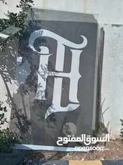  2 زجاج بوابة محل  عليه لزقة ستكر قابل للازالة