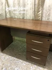  1 مكتب خشب طاوله مع جرارات  بحاله ممتازه مستعمل  120*60  اثاث مكتب  البالوع  السعر قابل للتفاوض