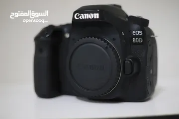  2 للبيع علبه الكاميرا و عدسة EOS 80D