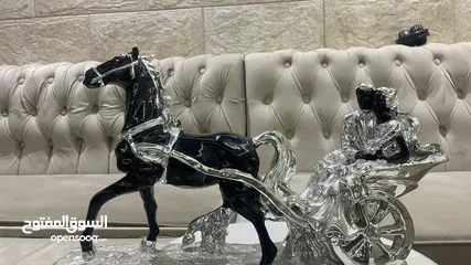  3 مسجم فاخر منزلي مستعمل للبيع — مجسّم فاخر لحصان وعربة كلاسيكية – قطعة ديكور أنيقة