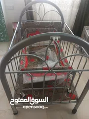  1 تخت عدد 2تخت صغير وتتخت كبير  وناموسيه بصلاه ع النبي بجنن مشاء الله