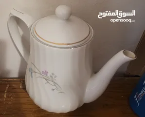  3 اباريق شاي وسكريات وفناجين
