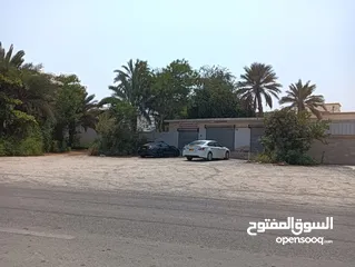  1 أرض سكنية كبيرة للبيع في السيب قريبة من البلدية وفيها بئر مصرح