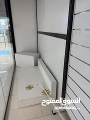  4 ديكور واكسسوارات محل تجاري مستعمل بحالة ممتازة للبيع بشرط كامل الأثاث والديكور