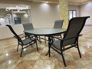  2 طاولة قزاز خارجية مع اربع كراسي
