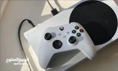  1 Xbox series s  كفالته شغاله والجهاز جديد جدا